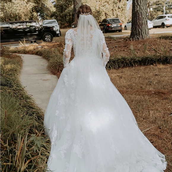 Dresses & Skirts - Essence of Australia wedding dress
Color: White
Size 8
Long Ivory veil included